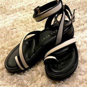 🖤Gianni Bini Black and Cream Strappy Sandals